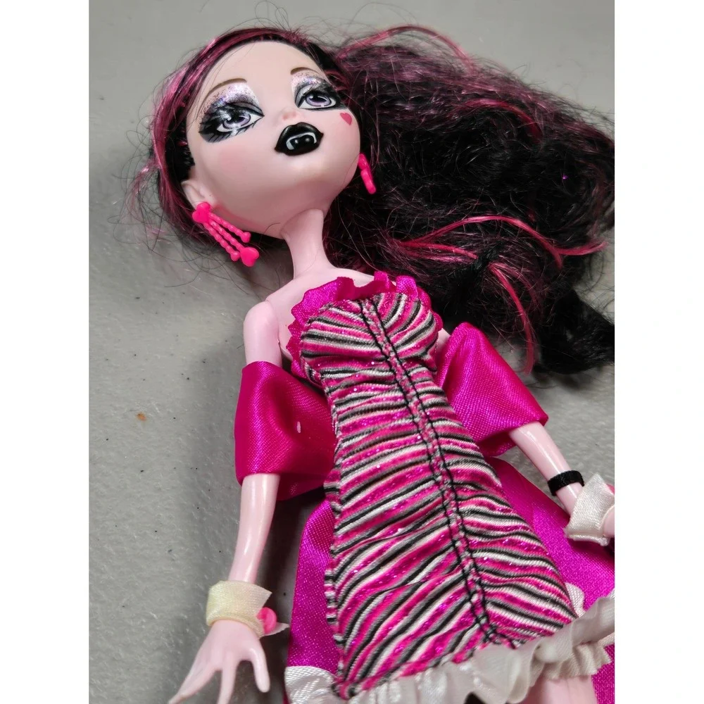 Monster High G1 2011 Dawn of the Dance Draculaura Doll Dress Purse Earrings Bow